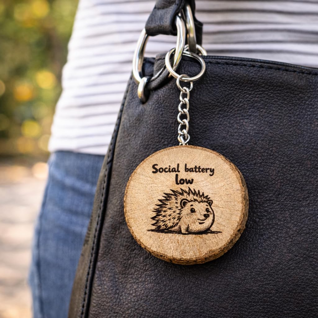 „Social Battery Low“ Holz Schlüsselanhänger