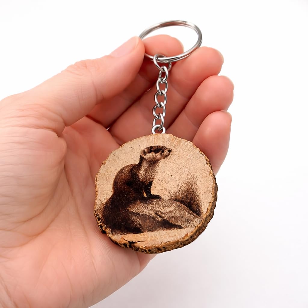 Promotech Das Wiesel Holz Schlüsselanhänger – Handgefertigt, Lasergraviert, Einzigartiges Design, Geschenkidee für Kinder & Erwachsene, Naturholz Anhänger für Schlüssel, Tasche & Rucksack