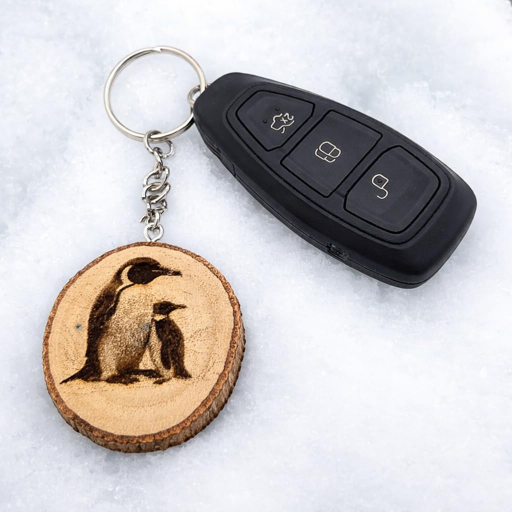 Promotech Kaiserpinguin Handgefertigter Lasergravierter Einzelstück Schlüsselanhänger aus Holz – Tiermotiv, Naturholz, Geschenkidee für Tierliebhaber und Naturliebhaber