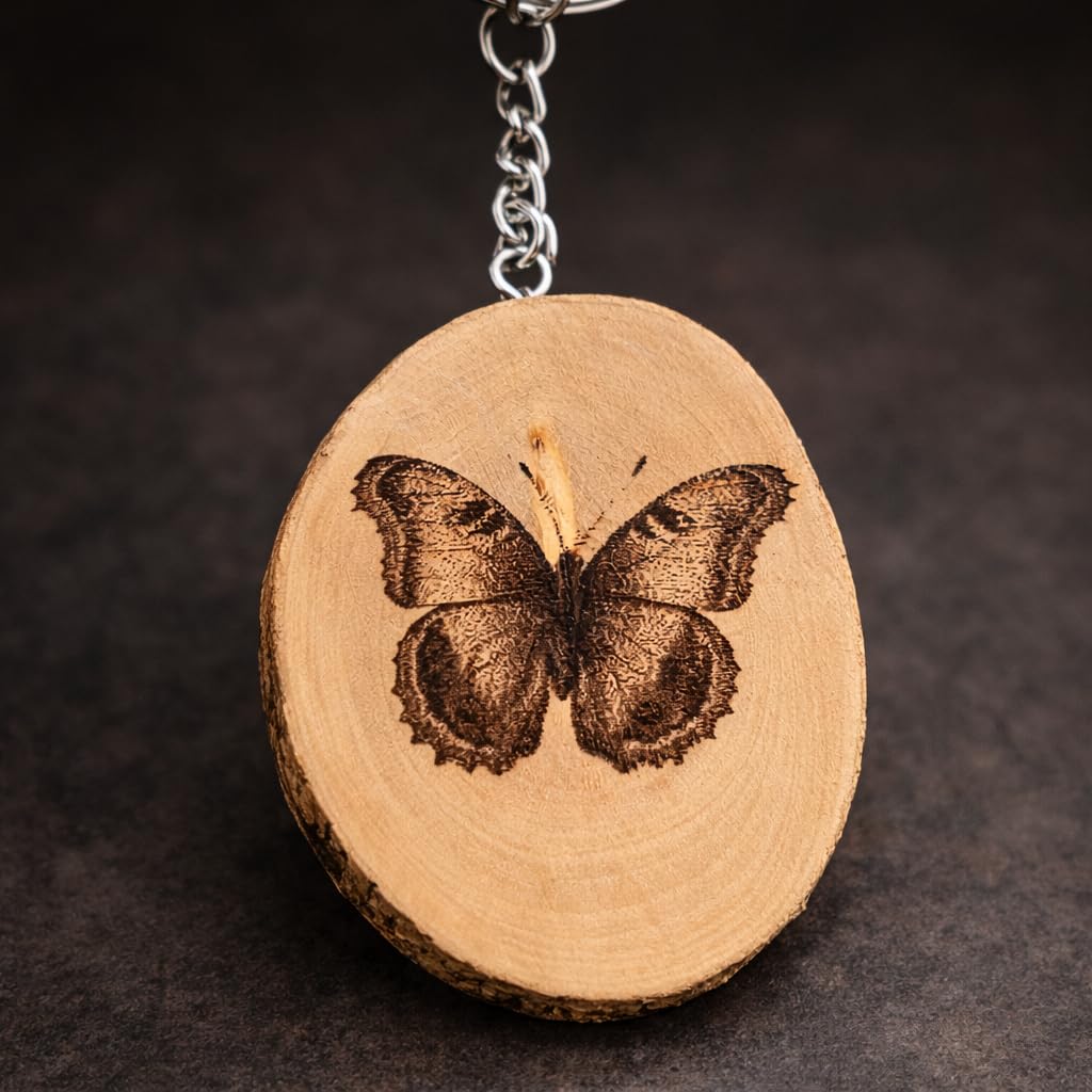 Promotech Tagpfauenauge Schmetterling Handgefertigter Lasergravierter Einzelstück Schlüsselanhänger aus Holz – Naturgetreues Insektenmotiv für Tierliebhaber & Schmetterlingsfreunde