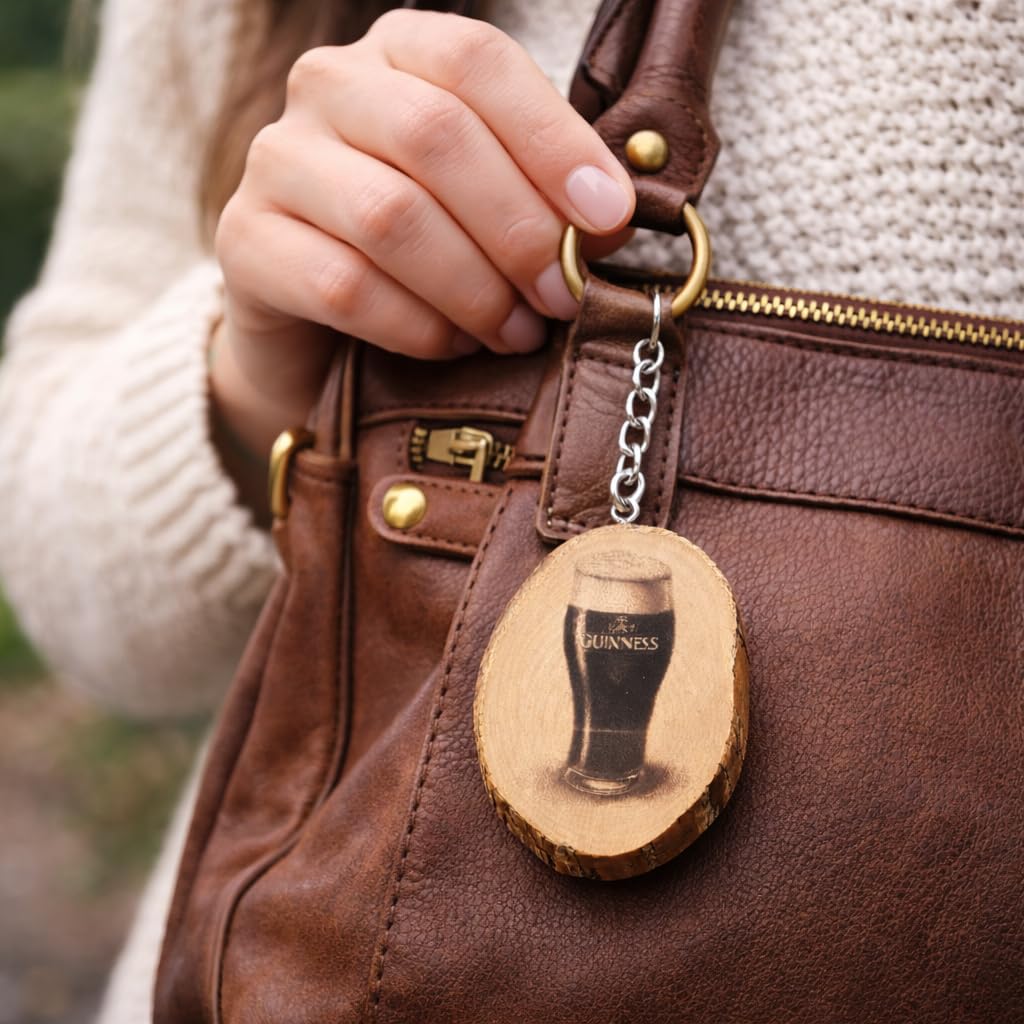 Promotech Irish Stout Bier Handgefertigter Lasergravierter Einzelstück Schlüsselanhänger aus Holz – Biermotiv, Naturholz, Geschenkidee für Bierliebhaber und Irland-Fans