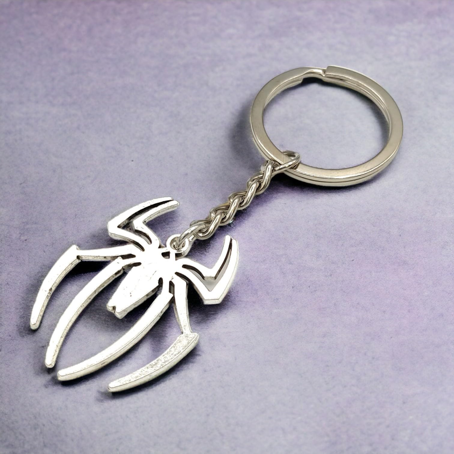 Promotech Superheld Spinne Schlüsselanhänger – Silberner Metall-Schlüsselring im Spider Design – Robustes Fan-Accessoire für Kinder & Erwachsene