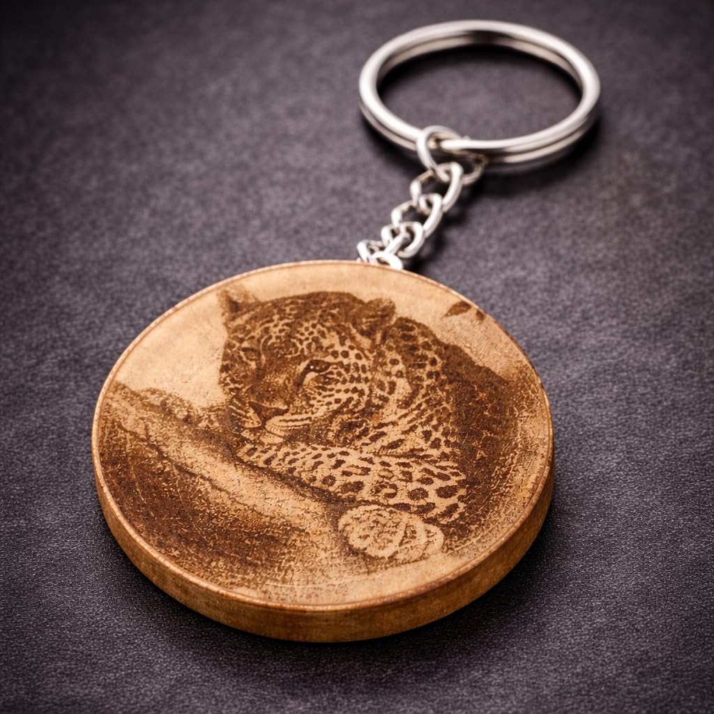 Lazy Leopard Lasergravierter Holz Schlüsselanhänger