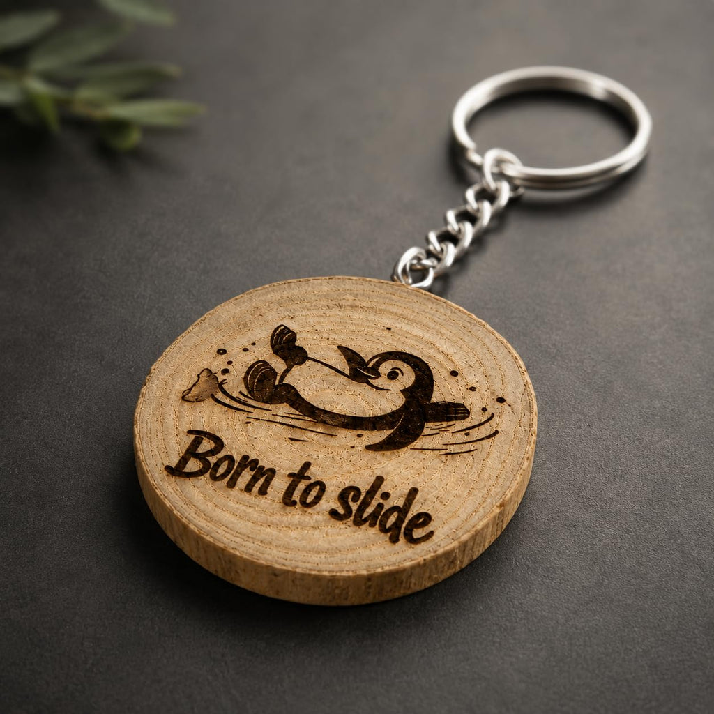 Promotech Lasergravierter Holz-Schlüsselanhänger Born to Slide Pinguin