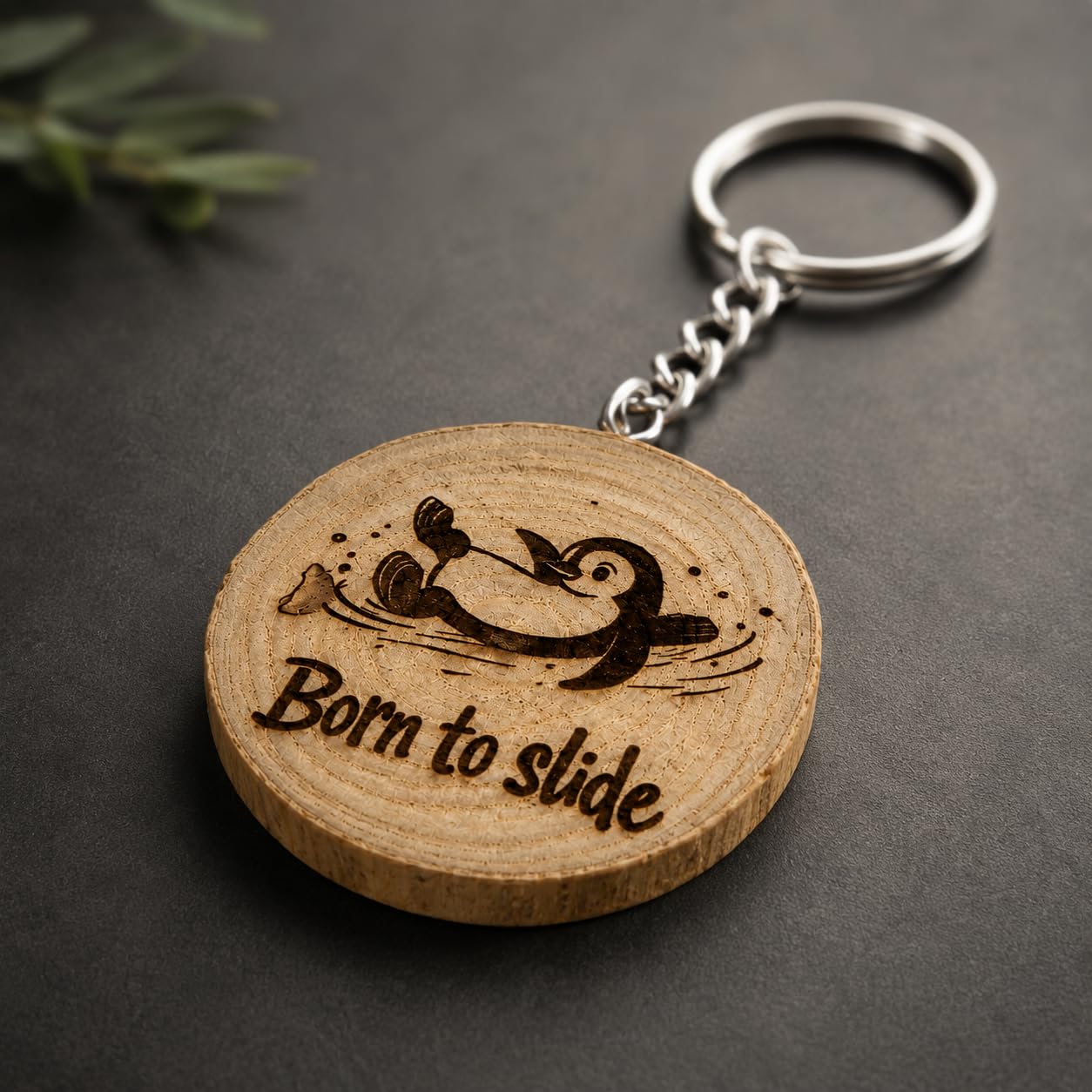 Promotech Lasergravierter Holz-Schlüsselanhänger Born to Slide Pinguin