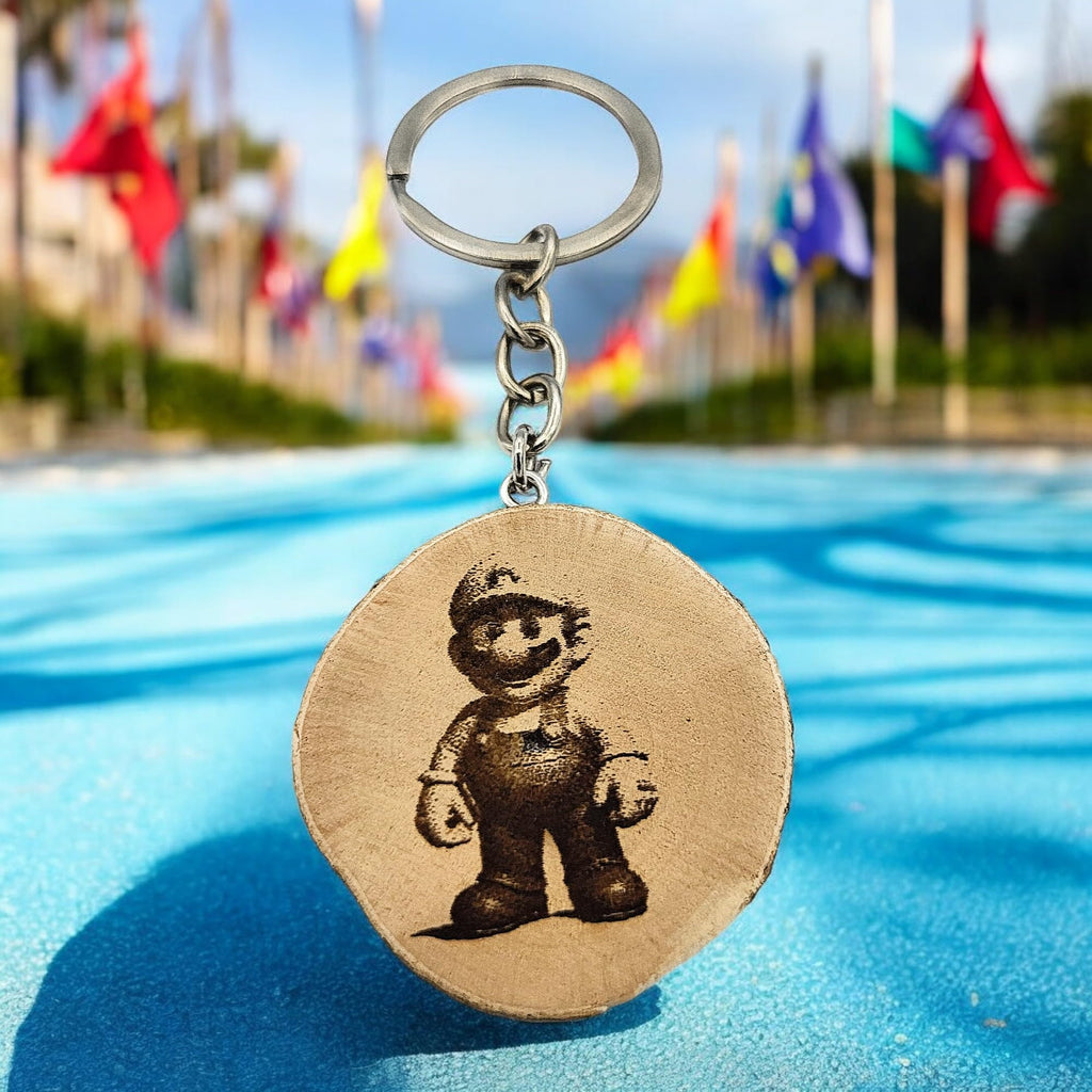 Promotech Gamer Mario Schlüsselanhänger – Handgefertigter, lasergravierter Einzelstück-Schlüsselanhänger aus Naturholz für Gaming-Fans