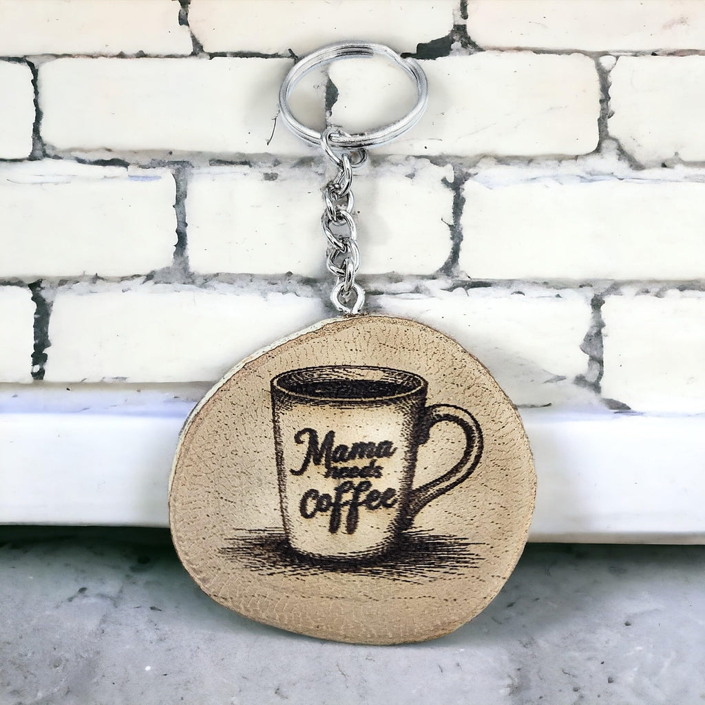 Mama Needs Coffee Lasergravierter Holz Schlüsselanhänger