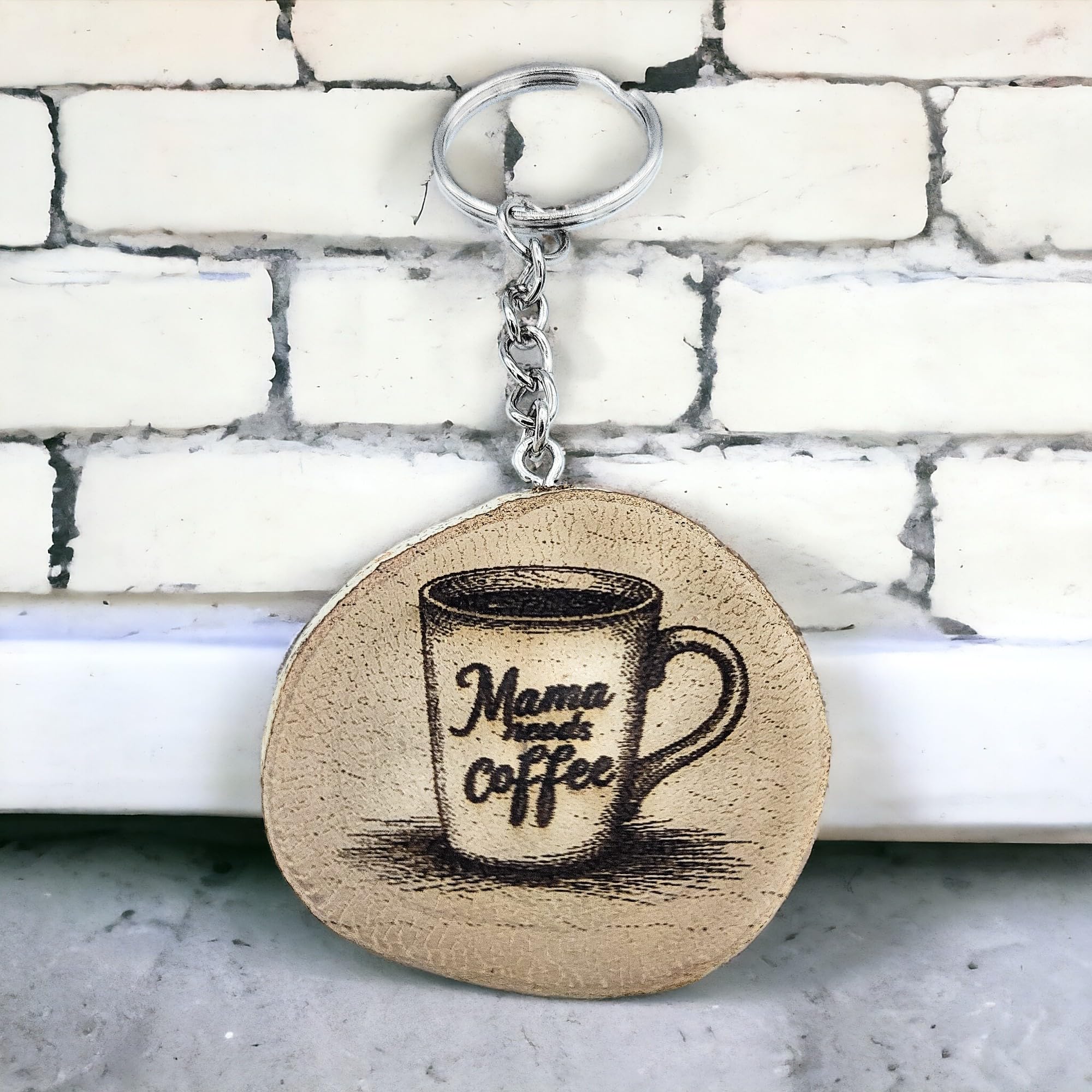 Mama Needs Coffee Lasergravierter Holz Schlüsselanhänger