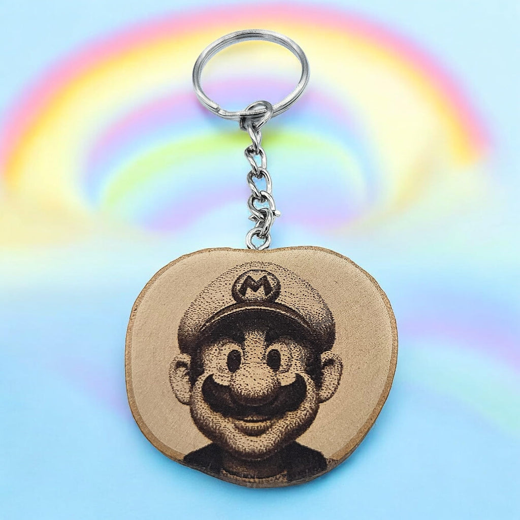 Promotech Gamer Mario Handgefertigter Lasergravierter Einzelstück Schlüsselanhänger aus Holz – Retro Videospiel Design, Naturholz, Geschenkidee für Gamer