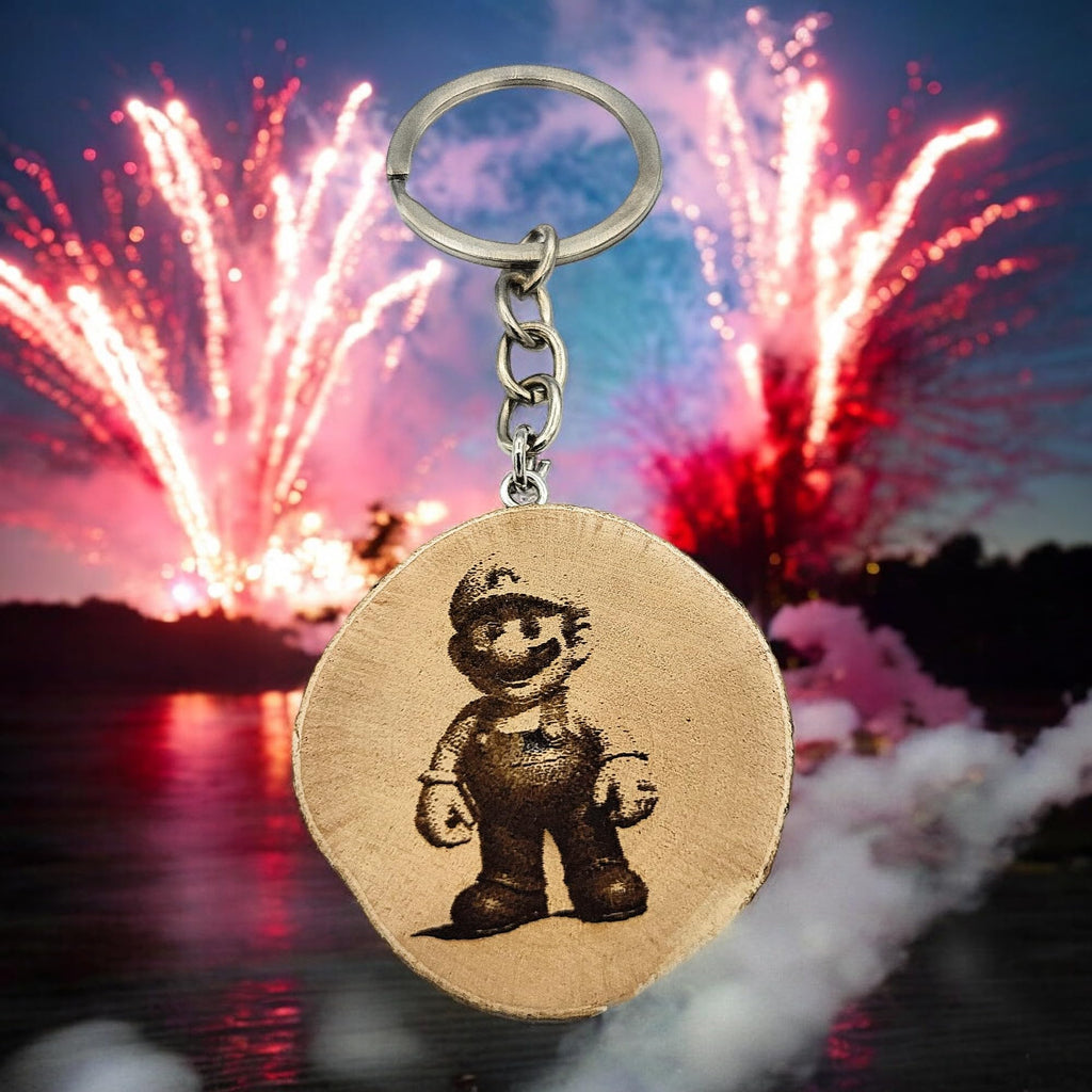 Promotech Gamer Mario Schlüsselanhänger – Handgefertigter, lasergravierter Einzelstück-Schlüsselanhänger aus Naturholz für Gaming-Fans