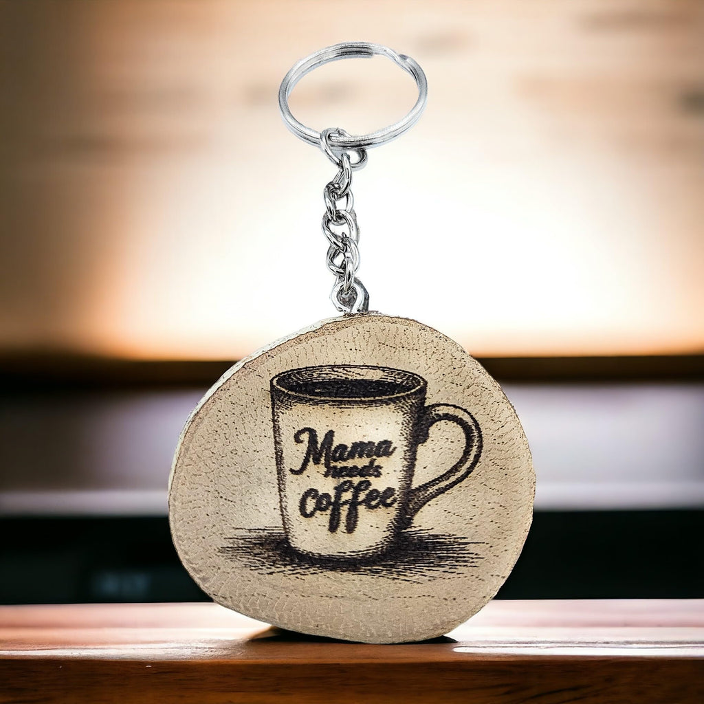 Mama Needs Coffee Lasergravierter Holz Schlüsselanhänger
