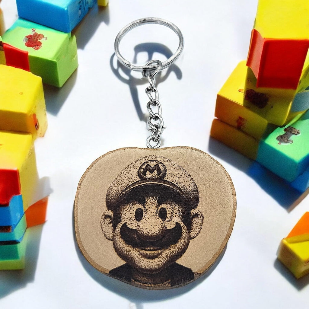 Promotech Gamer Mario Handgefertigter Lasergravierter Einzelstück Schlüsselanhänger aus Holz – Retro Videospiel Design, Naturholz, Geschenkidee für Gamer