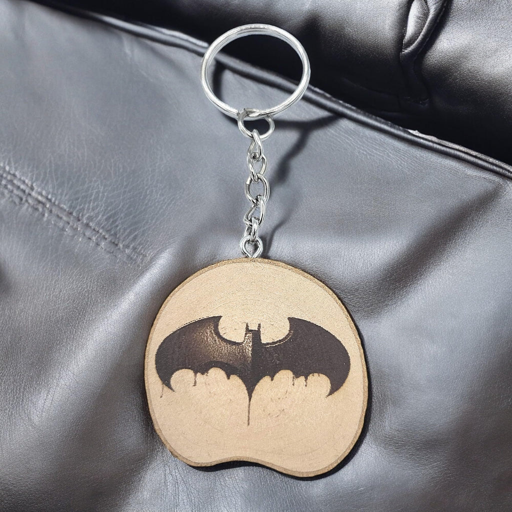 Promotech Batman Superheld Logo Handgefertigter Lasergravierter Einzelstück Schlüsselanhänger aus Holz