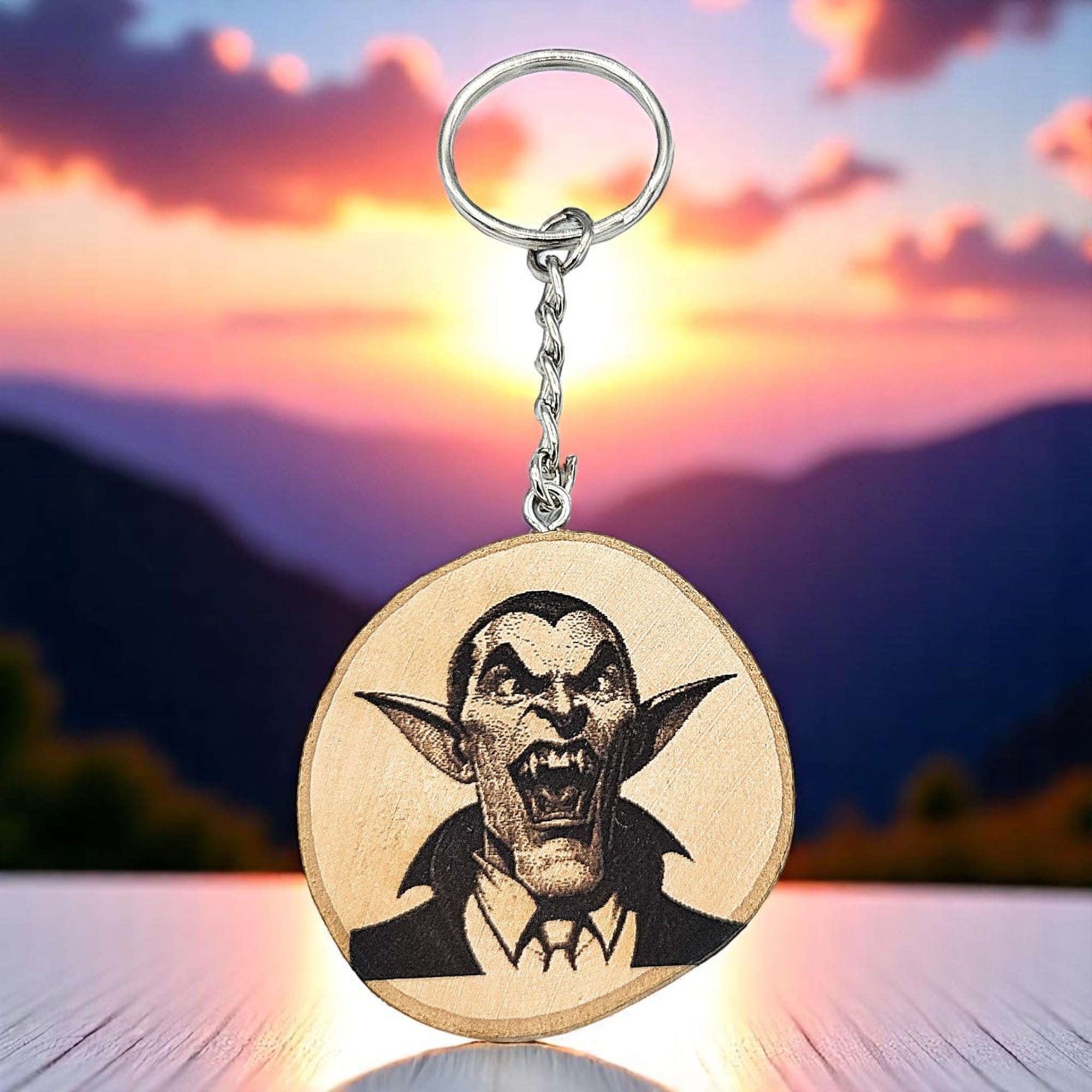 Dracula Nosferatu Vampir Lasergravierter Holz Schlüsselanhänger