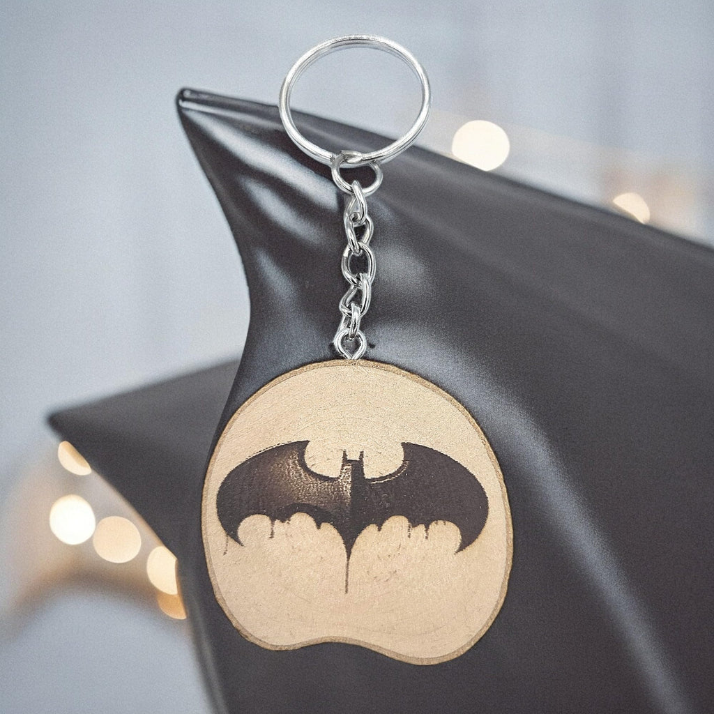 Promotech Batman Superheld Logo Handgefertigter Lasergravierter Einzelstück Schlüsselanhänger aus Holz