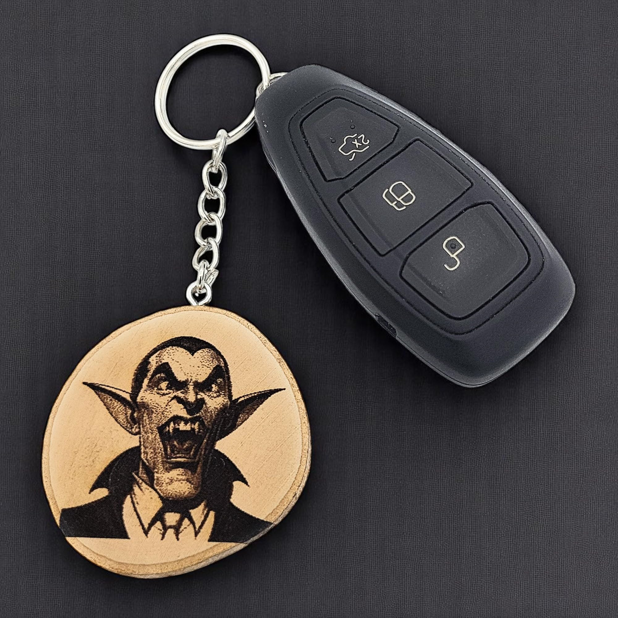 Dracula Nosferatu Vampir Lasergravierter Holz Schlüsselanhänger