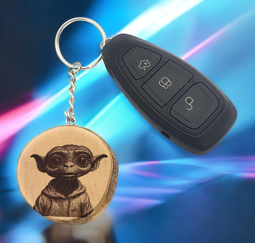 Niedlicher Alien Lasergravierter Holz Schlüsselanhänger