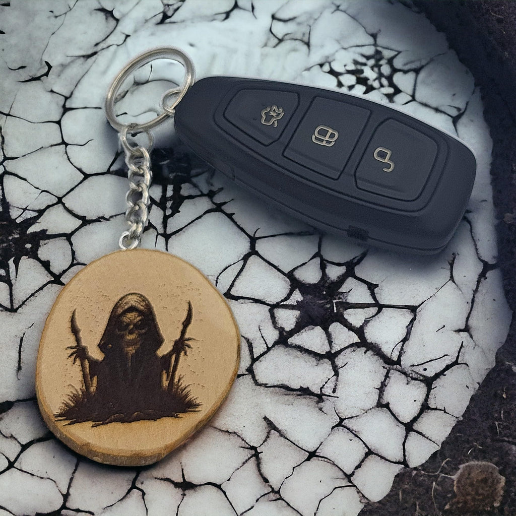 Promotech Sensenmann Grim Reaper Handgefertigter Lasergravierter Einzelstück Schlüsselanhänger aus Holz – Düsteres Design für Fans von Horror & Gothic