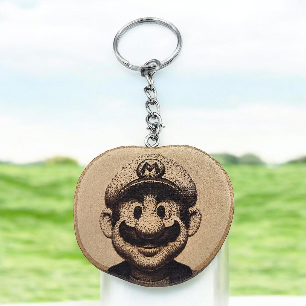 Promotech Gamer Mario Handgefertigter Lasergravierter Einzelstück Schlüsselanhänger aus Holz – Retro Videospiel Design, Naturholz, Geschenkidee für Gamer