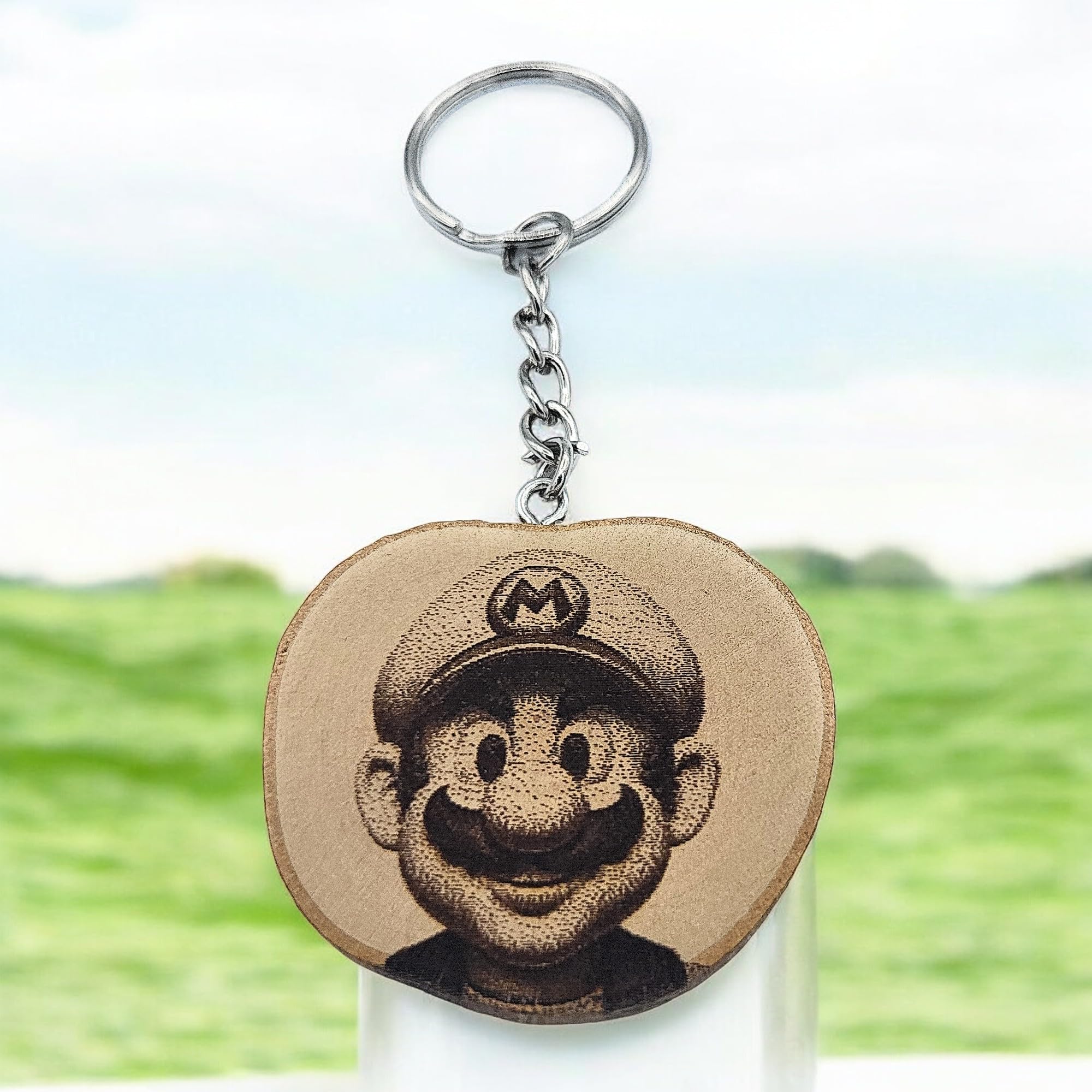 Promotech Gamer Mario Handgefertigter Lasergravierter Einzelstück Schlüsselanhänger aus Holz – Retro Videospiel Design, Naturholz, Geschenkidee für Gamer