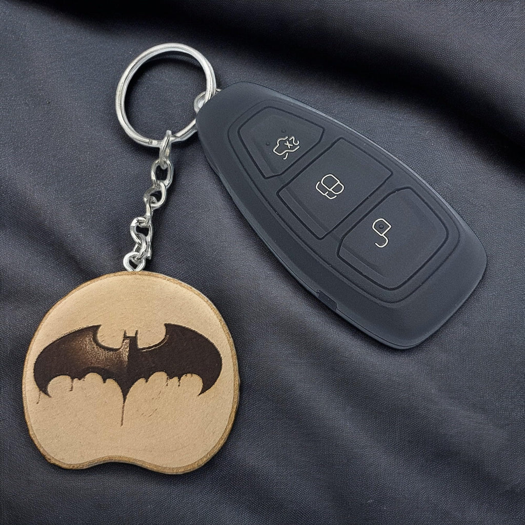 Promotech Batman Superheld Logo Handgefertigter Lasergravierter Einzelstück Schlüsselanhänger aus Holz