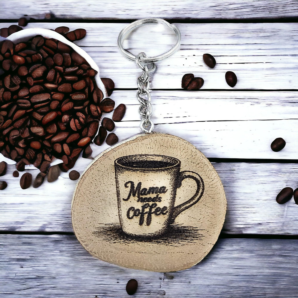 Mama Needs Coffee Lasergravierter Holz Schlüsselanhänger