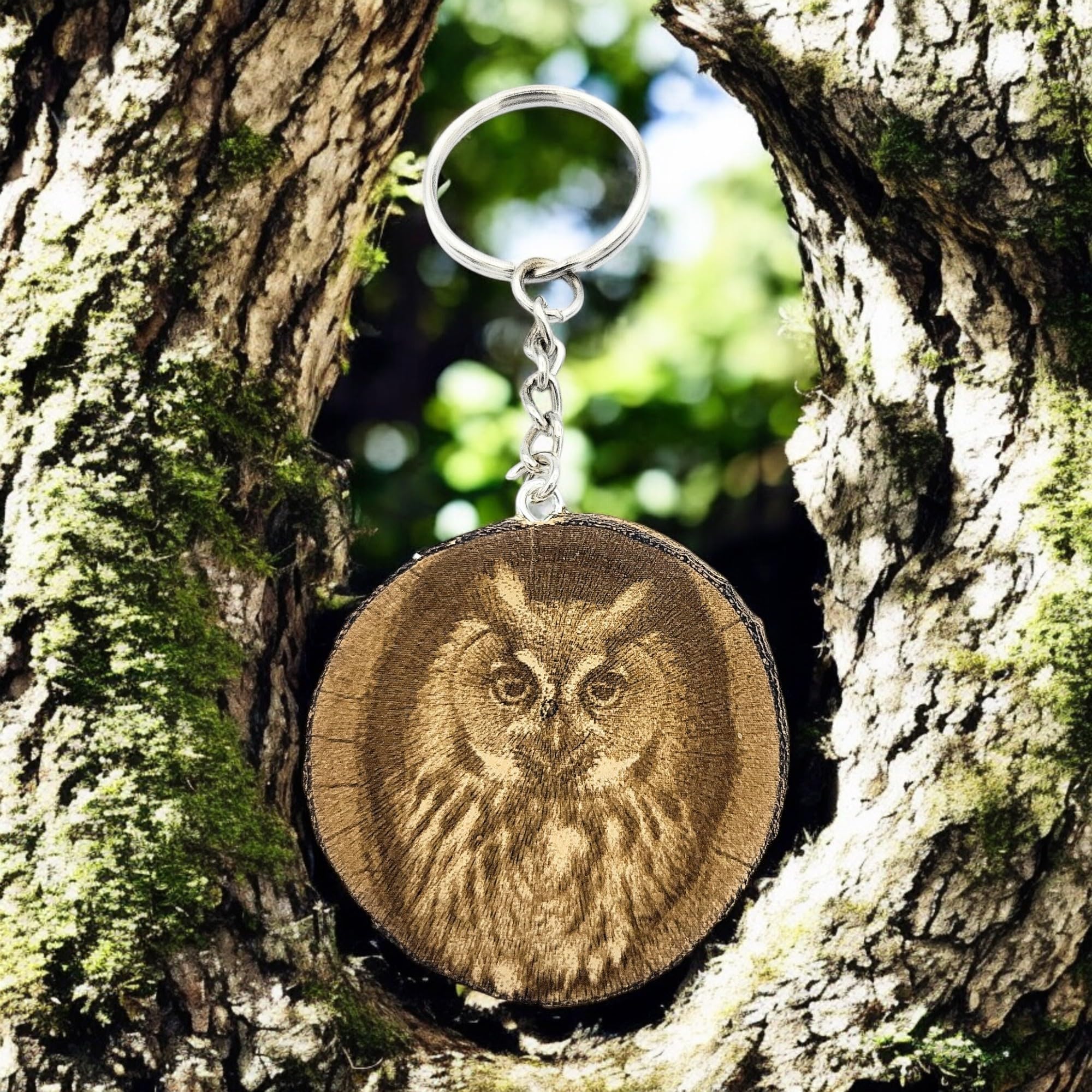 Portachiavi in legno inciso al laser Gufo nella cavità di un albero