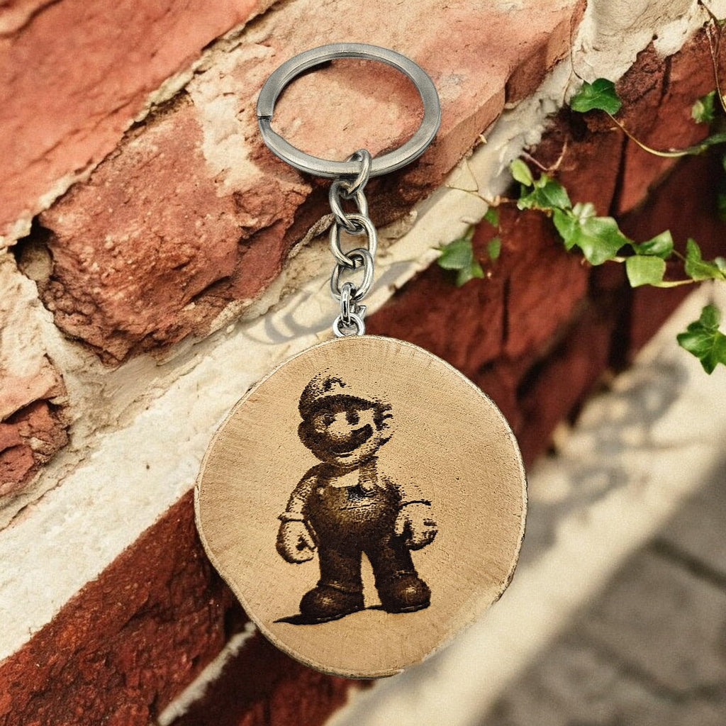 Promotech Gamer Mario Schlüsselanhänger – Handgefertigter, lasergravierter Einzelstück-Schlüsselanhänger aus Naturholz für Gaming-Fans