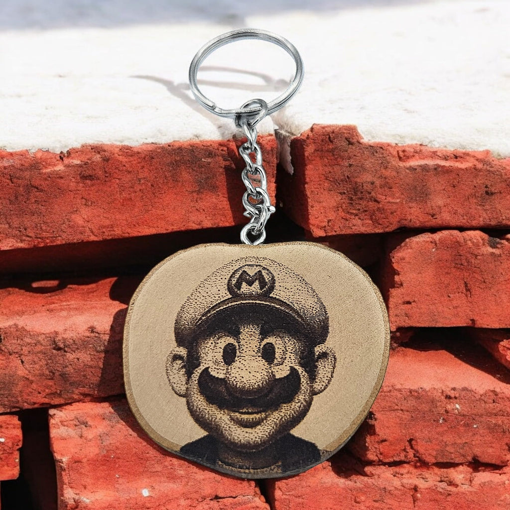 Promotech Gamer Mario Handgefertigter Lasergravierter Einzelstück Schlüsselanhänger aus Holz – Retro Videospiel Design, Naturholz, Geschenkidee für Gamer