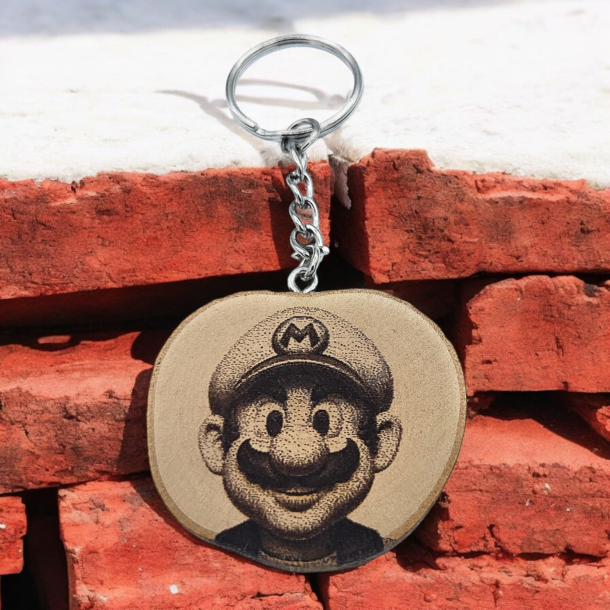 Promotech Gamer Mario Handgefertigter Lasergravierter Einzelstück Schlüsselanhänger aus Holz – Retro Videospiel Design, Naturholz, Geschenkidee für Gamer