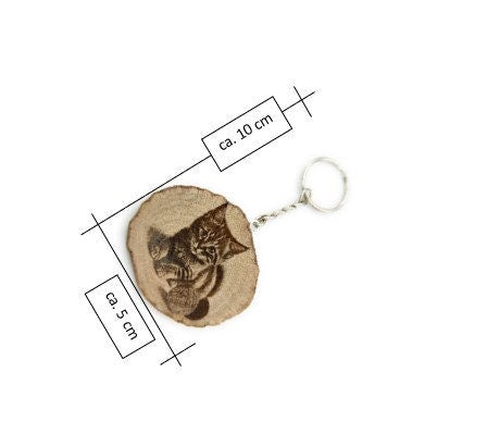 Spielende Baby Katze Handgefertigter und naturbelassener Einzelstück Schlüsselanhänger aus Holz
