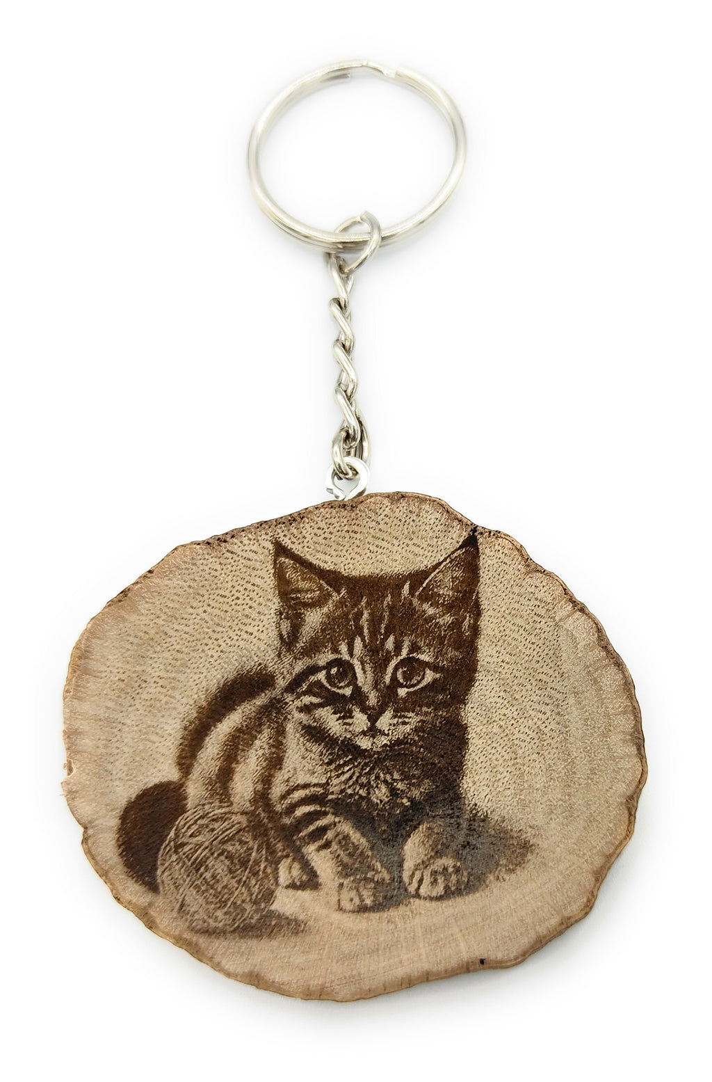 Spielende Baby Katze Handgefertigter und naturbelassener Einzelstück Schlüsselanhänger aus Holz