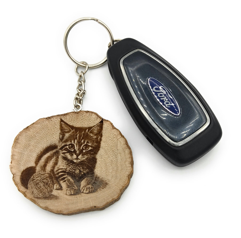 Spielende Baby Katze Handgefertigter und naturbelassener Einzelstück Schlüsselanhänger aus Holz