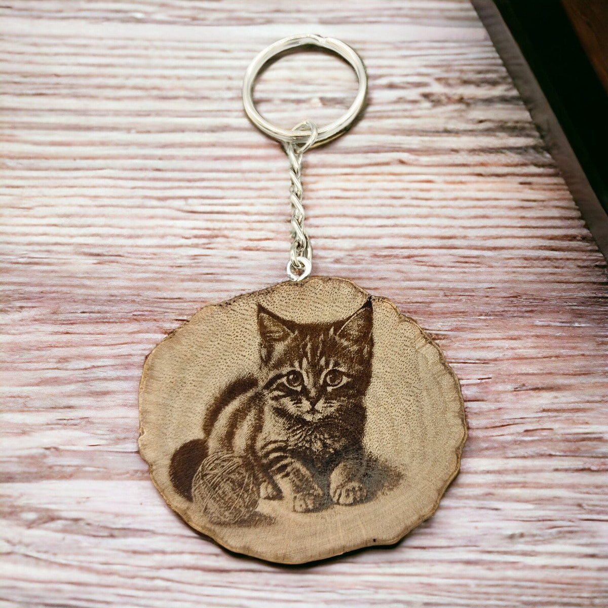 Spielende Baby Katze Handgefertigter und naturbelassener Einzelstück Schlüsselanhänger aus Holz