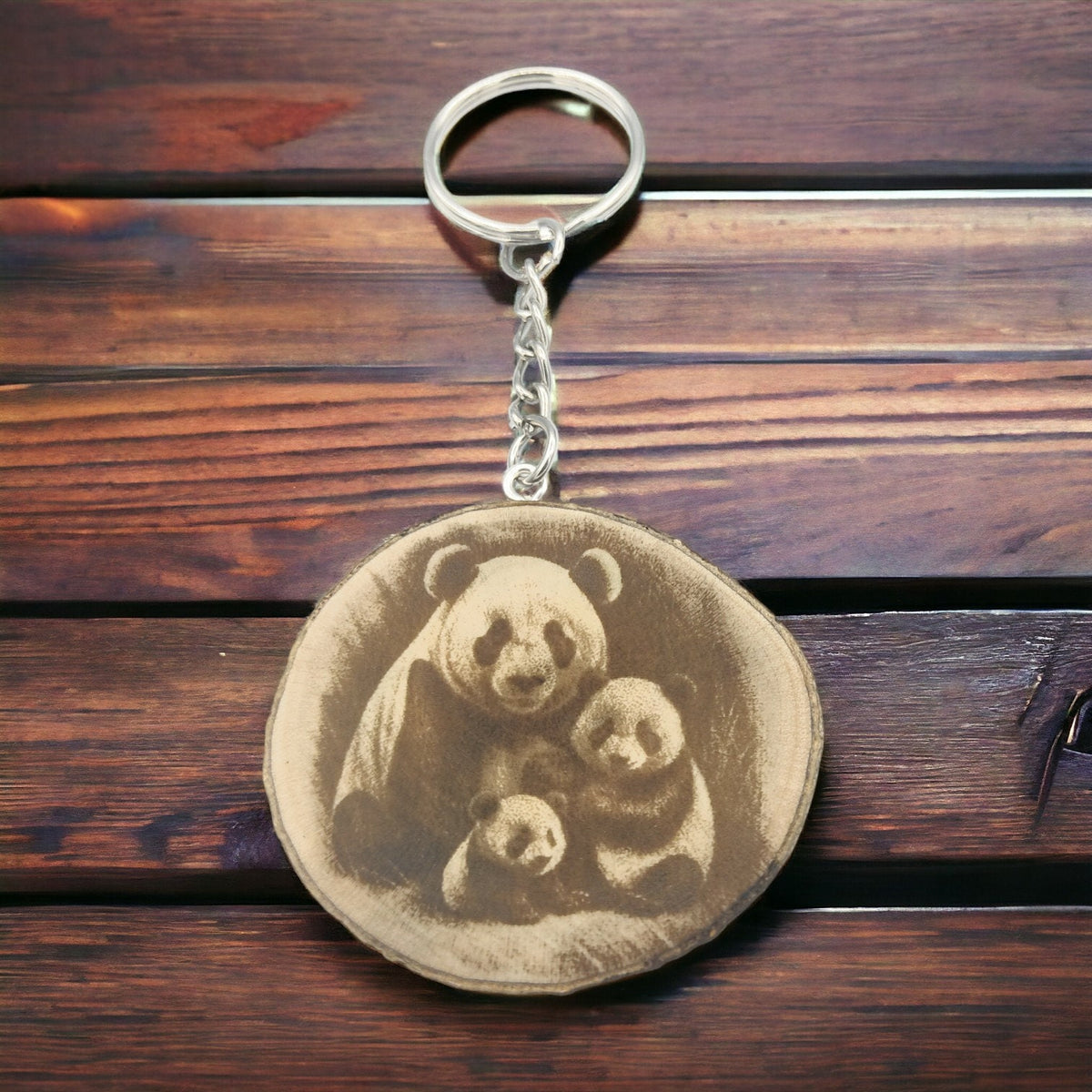 Glückliche Panda Familie Handgefertigter und naturbelassener Einzelstück Lasergravierter Schlüsselanhänger aus Holz