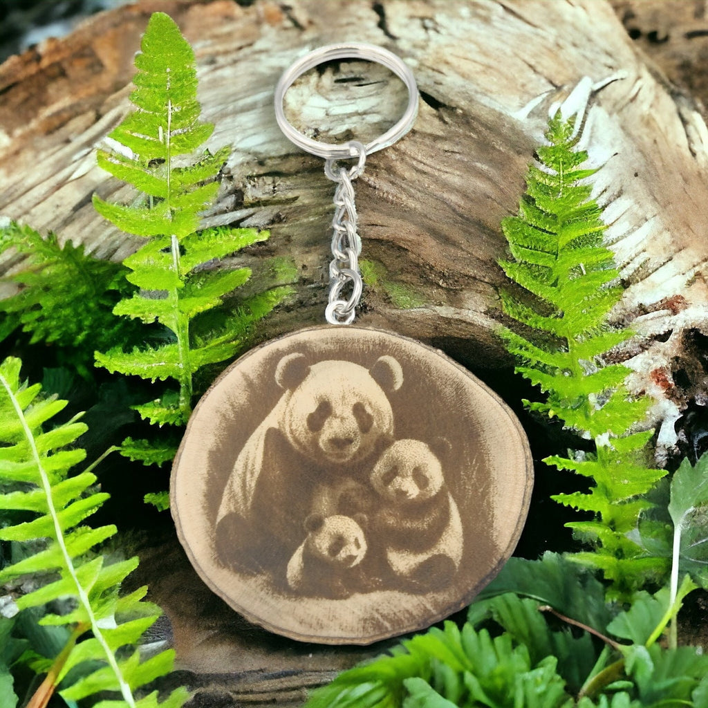 Glückliche Panda Familie Handgefertigter und naturbelassener Einzelstück Lasergravierter Schlüsselanhänger aus Holz