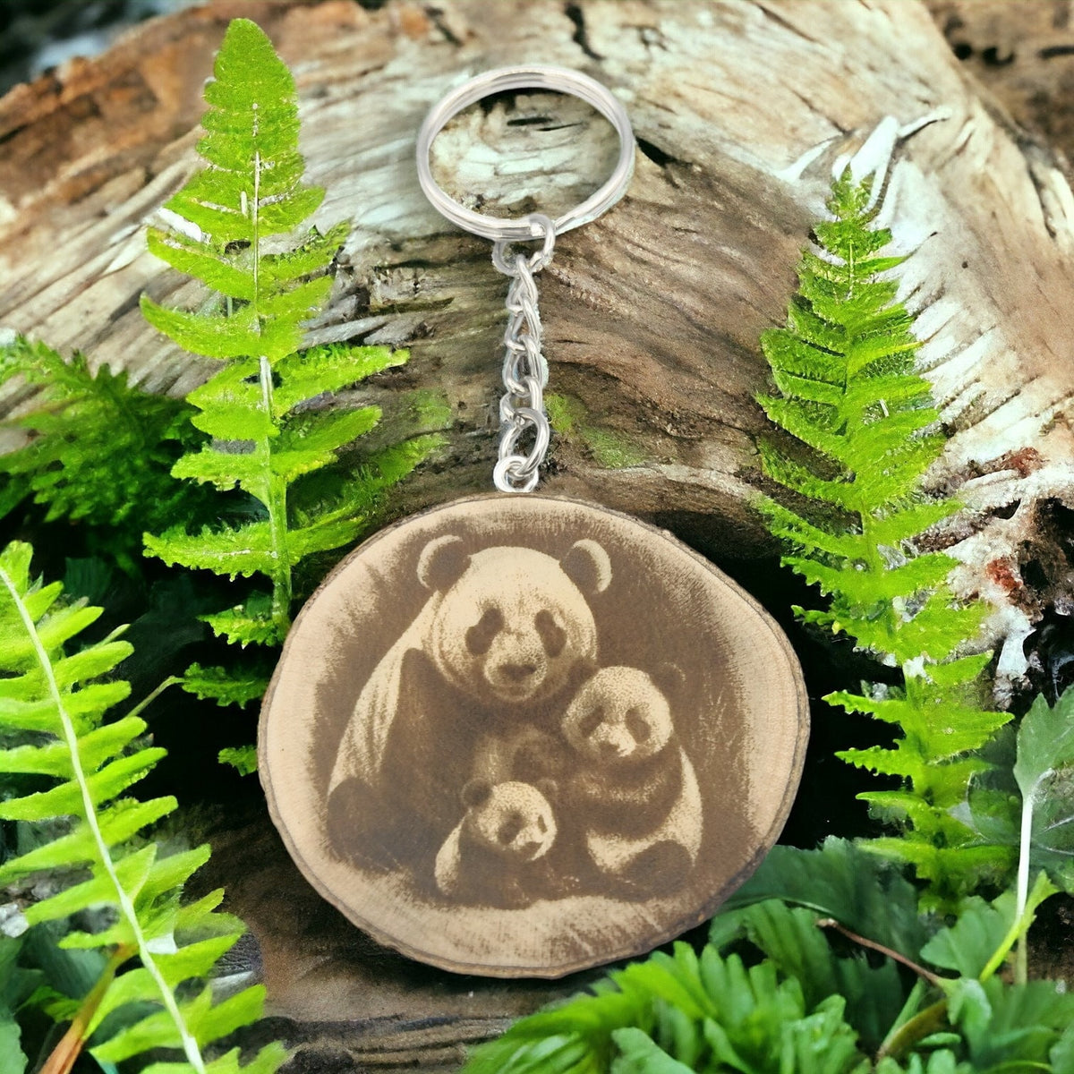 Glückliche Panda Familie Handgefertigter und naturbelassener Einzelstück Lasergravierter Schlüsselanhänger aus Holz