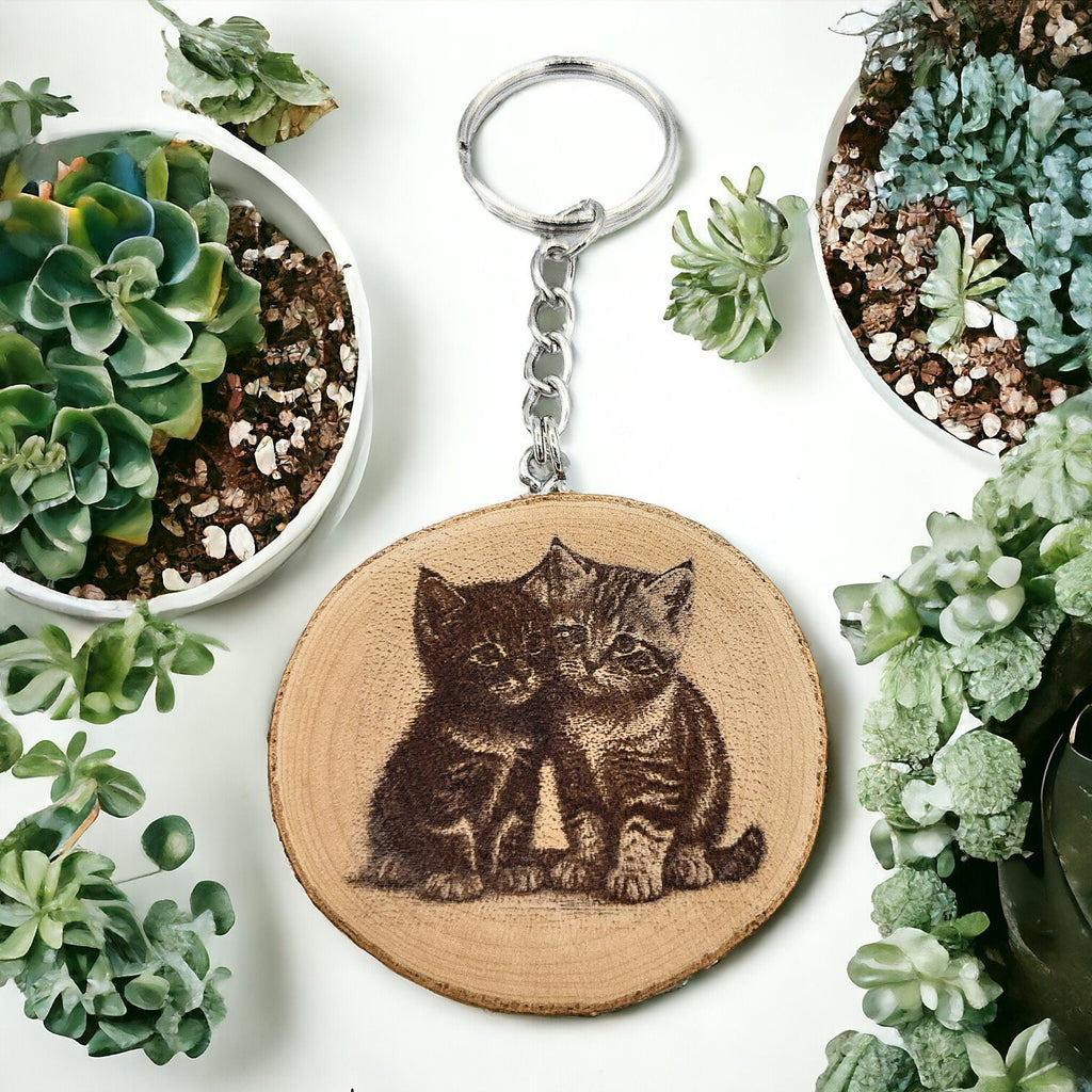 Katzenliebe Handgefertigter und naturbelassener Einzelstück Lasergravierter Schlüsselanhänger aus Holz