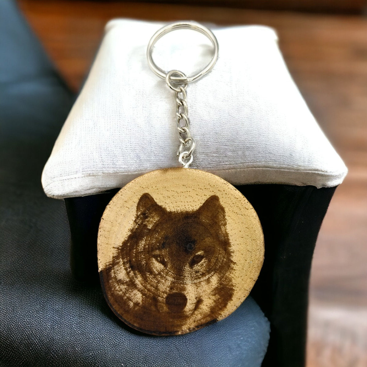 Der Wolf Handgefertigter und naturbelassener Einzelstück Lasergravierter Schlüsselanhänger aus Holz