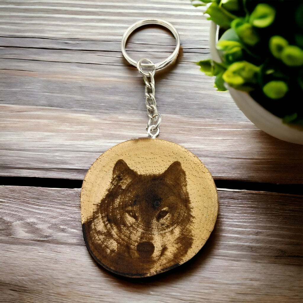 Der Wolf Handgefertigter und naturbelassener Einzelstück Lasergravierter Schlüsselanhänger aus Holz