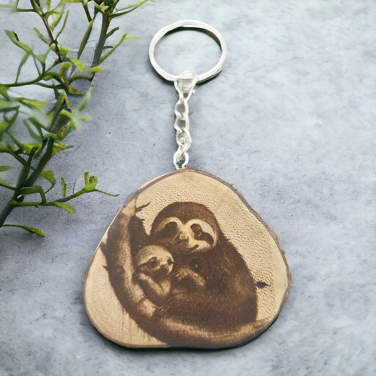 Faultier Liebe Handgefertigter und naturbelassener Einzelstück Lasergravierter Schlüsselanhänger aus Holz