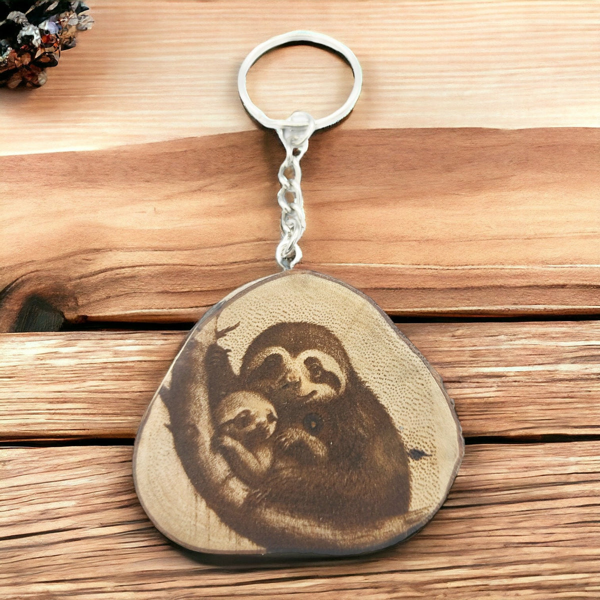 Faultier Liebe Handgefertigter und naturbelassener Einzelstück Lasergravierter Schlüsselanhänger aus Holz