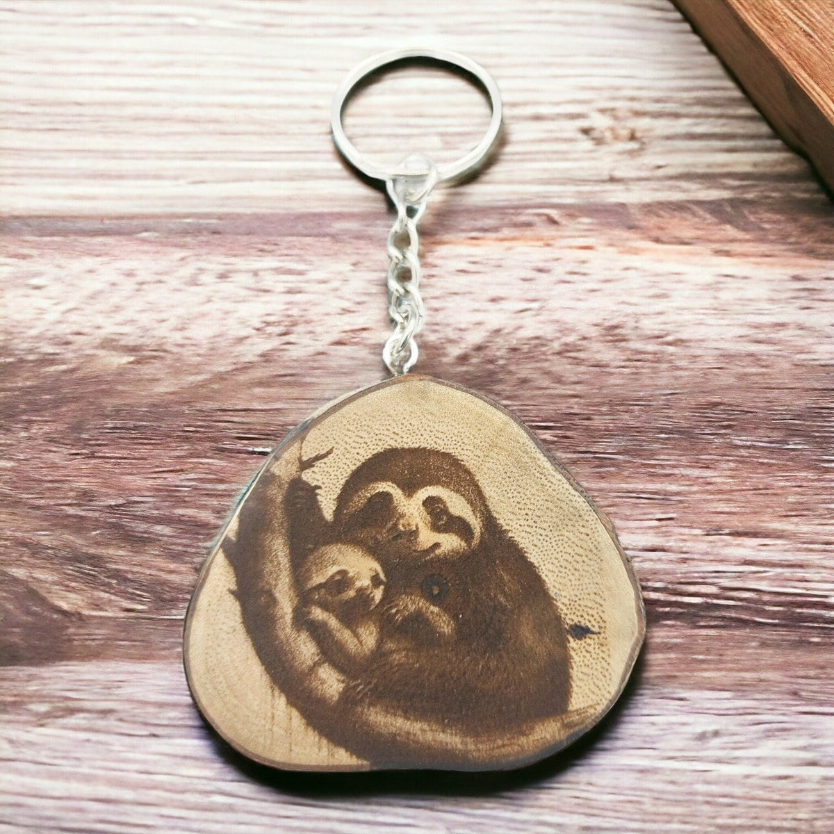 Faultier Liebe Handgefertigter und naturbelassener Einzelstück Lasergravierter Schlüsselanhänger aus Holz