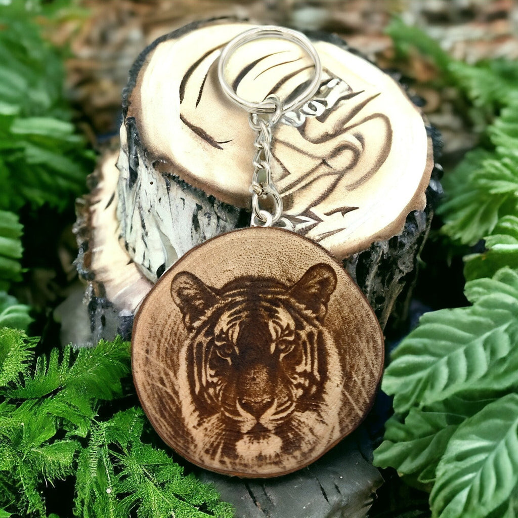 Tiger im Gras Handgefertigter und naturbelassener Einzelstück Lasergravierter Schlüsselanhänger aus Holz