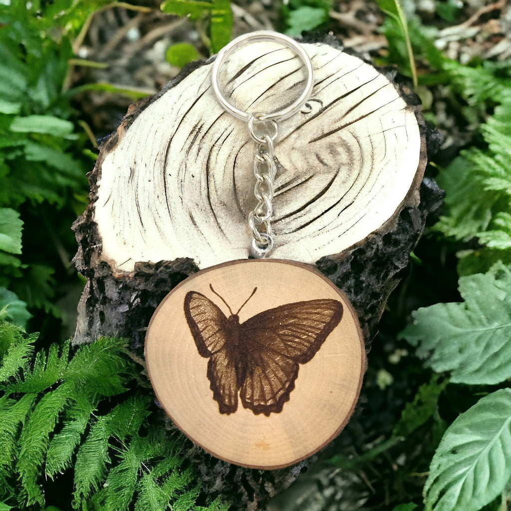 Schmetterling Handgefertigter und naturbelassener Einzelstück Lasergravierter Schlüsselanhänger aus Holz
