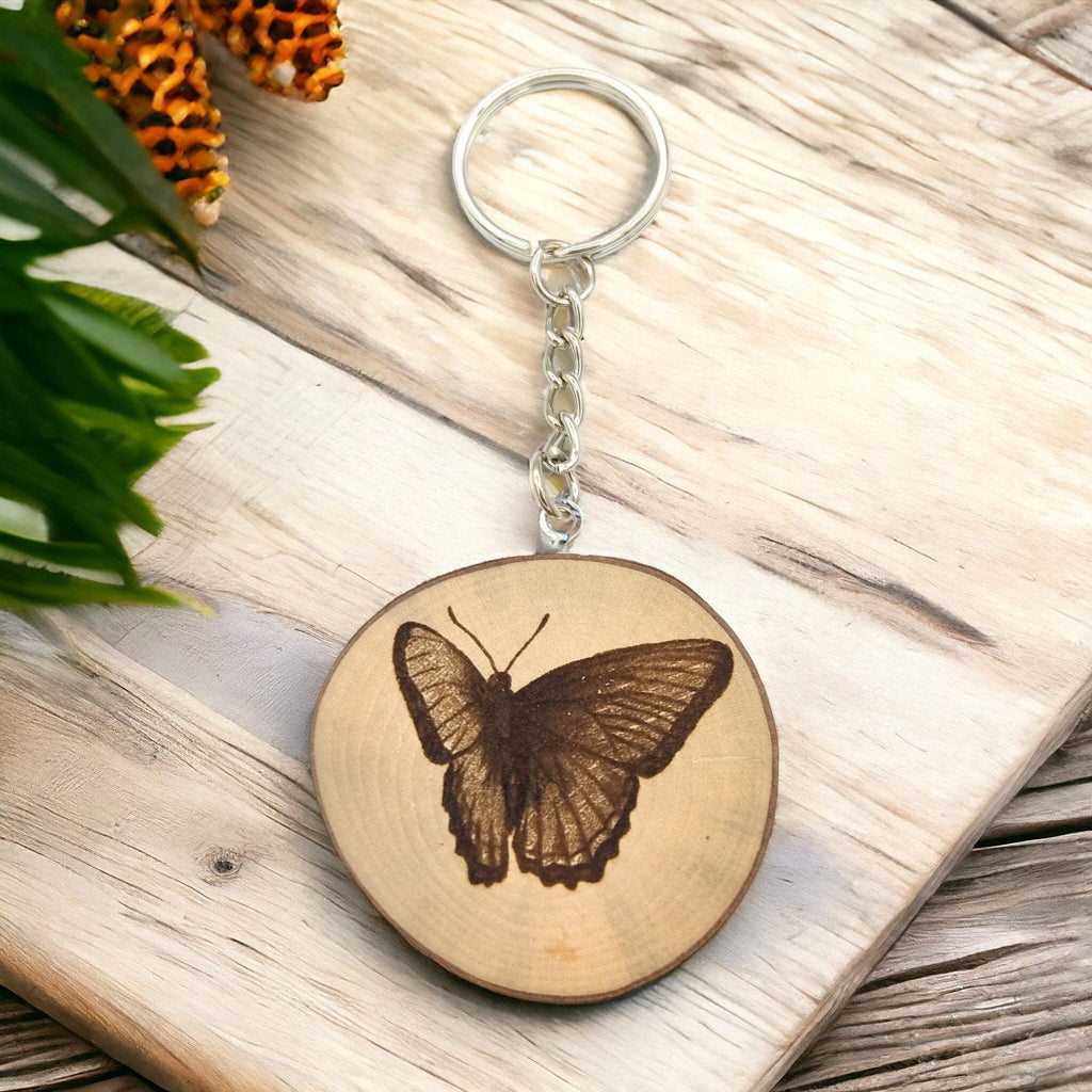 Schmetterling Handgefertigter und naturbelassener Einzelstück Lasergravierter Schlüsselanhänger aus Holz