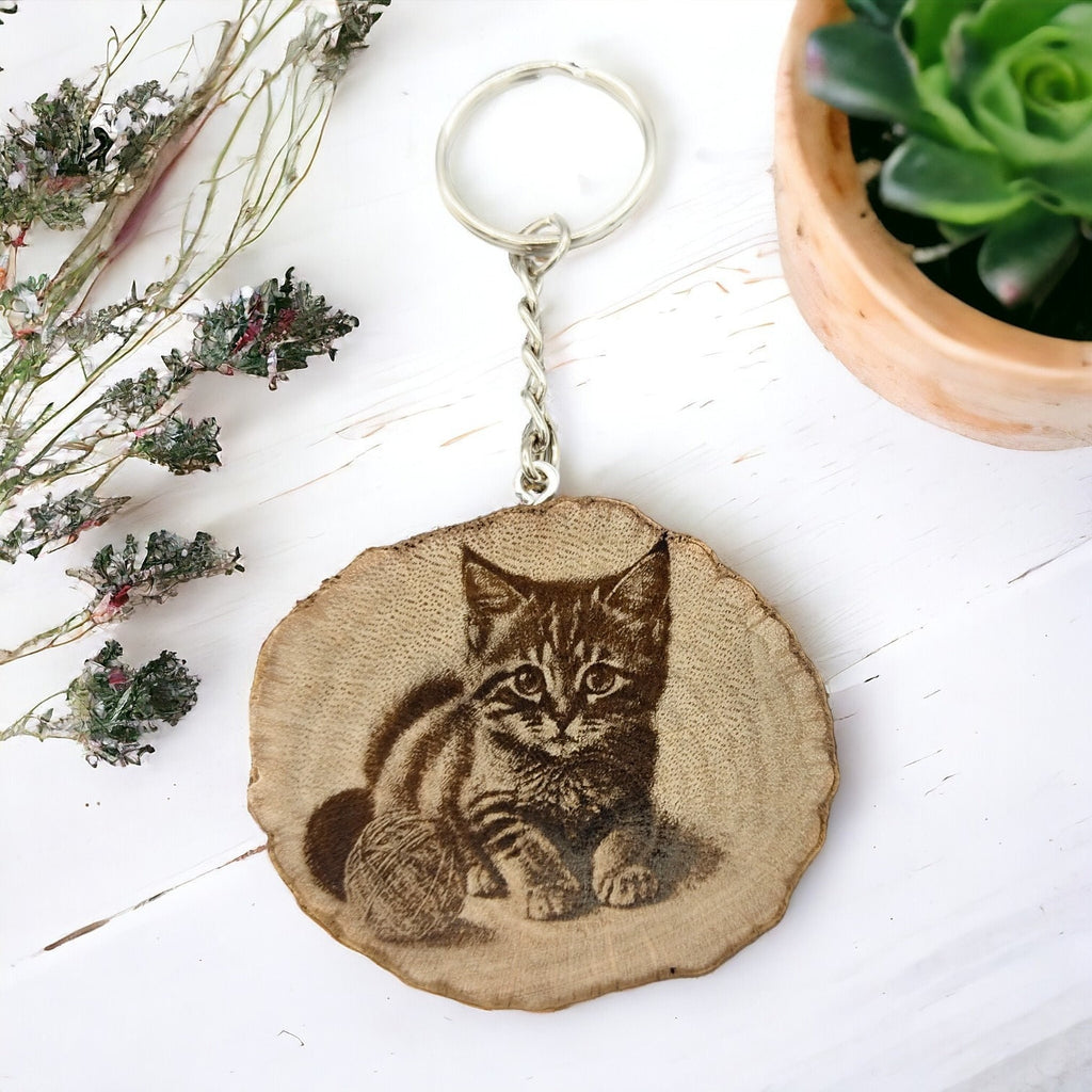 Spielende Baby Katze Handgefertigter und naturbelassener Einzelstück Schlüsselanhänger aus Holz