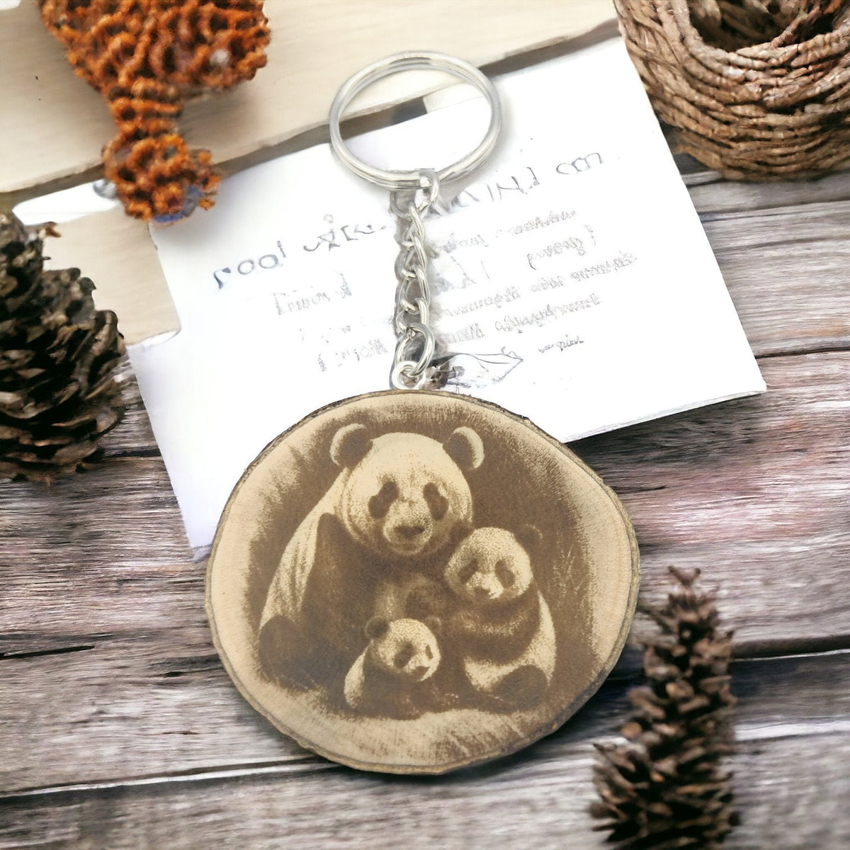 Glückliche Panda Familie Handgefertigter und naturbelassener Einzelstück Lasergravierter Schlüsselanhänger aus Holz