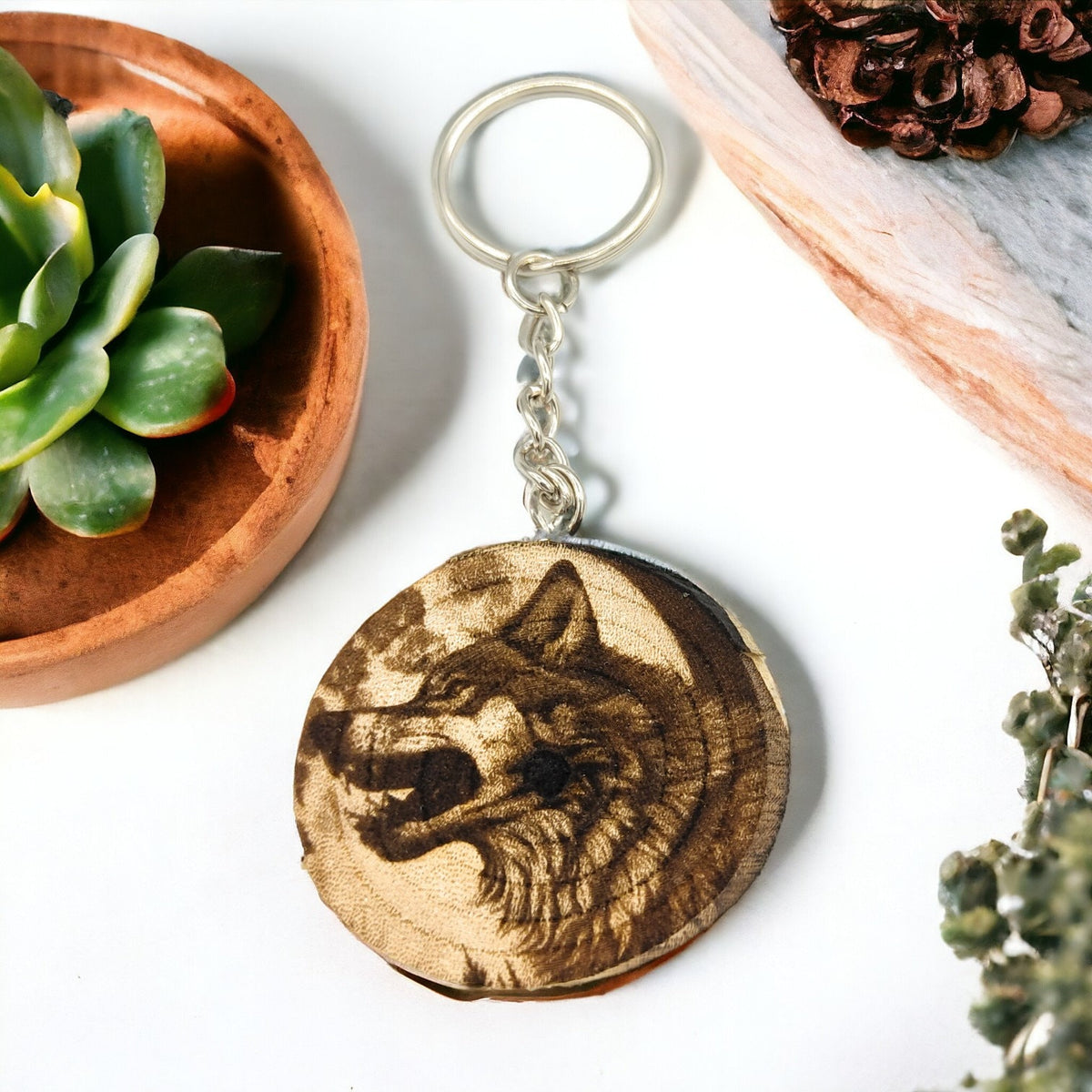 Wolf - Herrscher der Nacht Handgefertigter und naturbelassener Einzelstück Schlüsselanhänger aus Holz