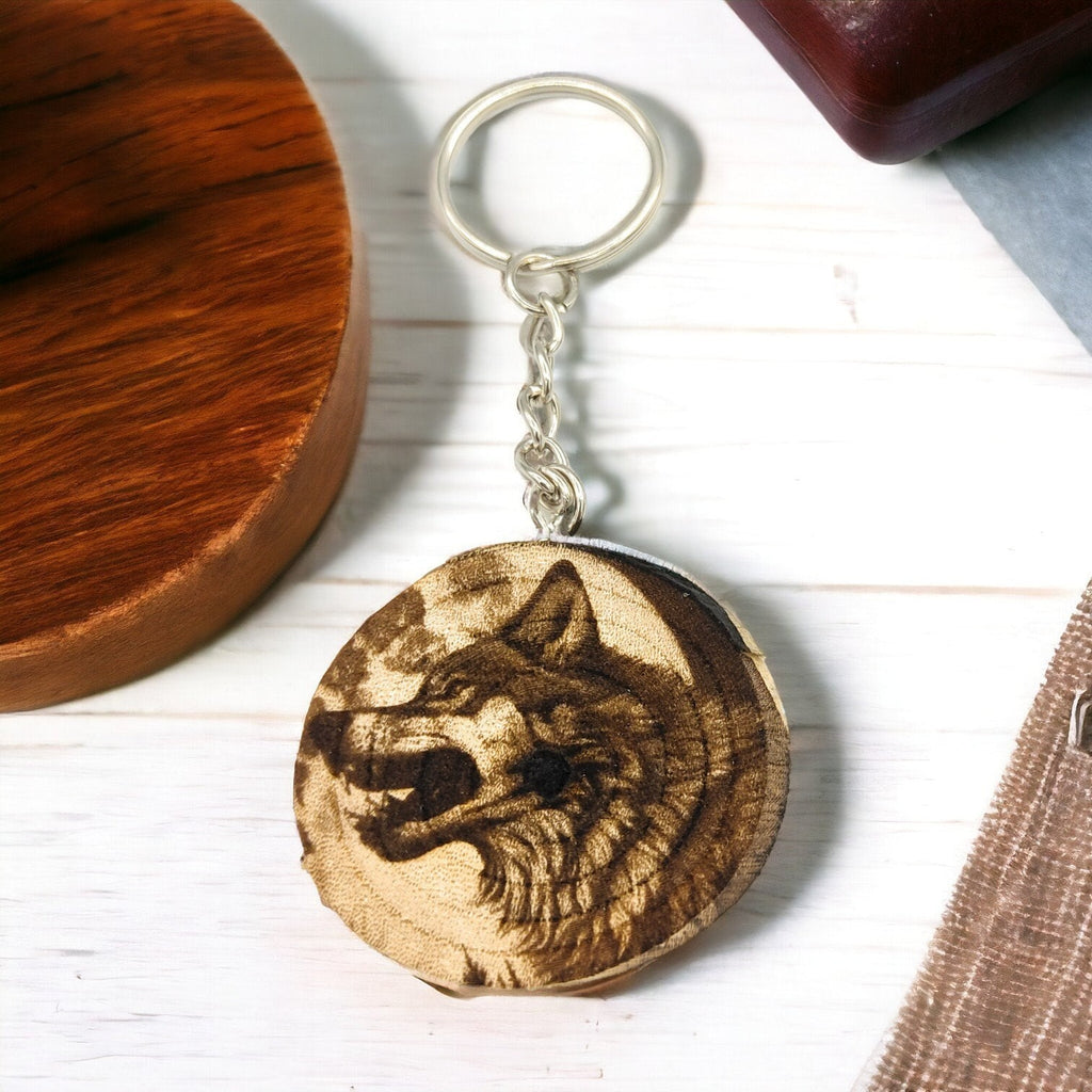 Wolf - Herrscher der Nacht Handgefertigter und naturbelassener Einzelstück Schlüsselanhänger aus Holz